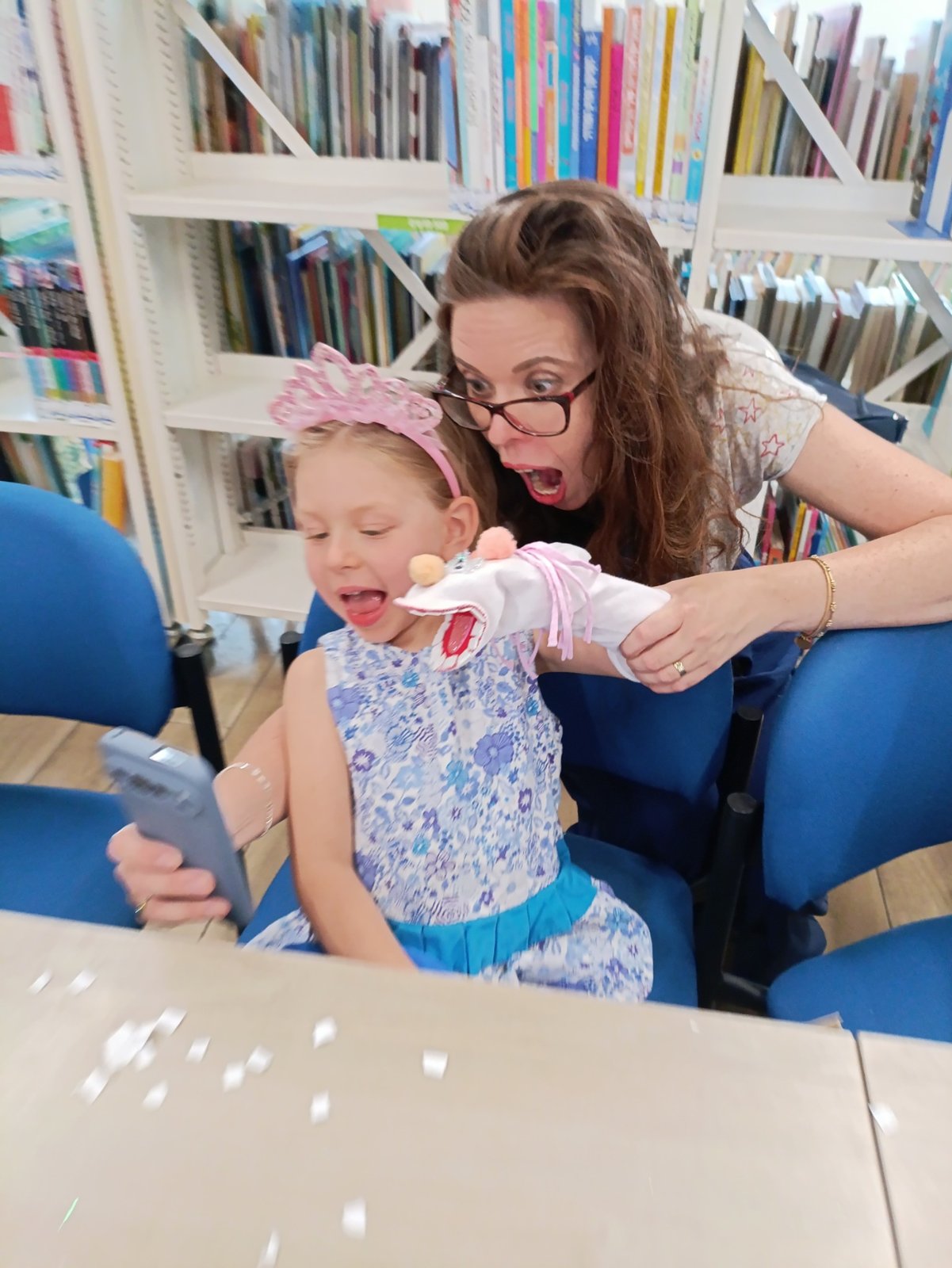 הפעלת בובת גרב במסגרת פעילות בובנאות